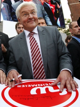 Předseda SPD a ministr zahraničí Steinmeier.